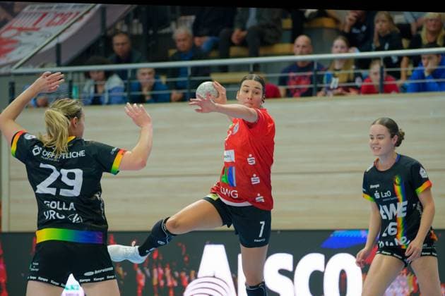Paulina Golla Oldenburg, 29 , Engelina Alida Corona Molenaar Halle, 7 , Pam Korsten Oldenburg, 26 , SV Union Halle Neustadt vs VfL Oldenburg, Handball Bundesliga Frauen, Saison 2025 26, 4 Spieltag, 01 10 2025 Halle SWH Arena Sachsen Anhalt Germany
