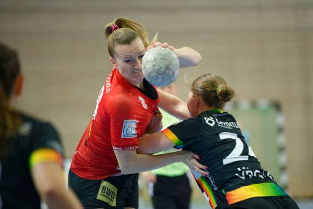 Cara Reuthal Halle, 26 , Laurentia Wolff Oldenburg, 24 , SV Union Halle Neustadt vs VfL Oldenburg, Handball Bundesliga Frauen, Saison 2025 26, 4 Spieltag, 01 10 2025 Halle SWH Arena Sachsen Anhalt Germany