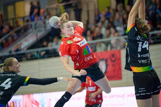 Lisa Marie Fragge Oldenburg, 44 , Cara Reuthal Halle, 26 , Marie Steffen Oldenburg, 14 , SV Union Halle Neustadt vs VfL Oldenburg, Handball Bundesliga Frauen, Saison 2025 26, 4 Spieltag, 01 10 2025 Halle SWH Arena Sachsen Anhalt Germany