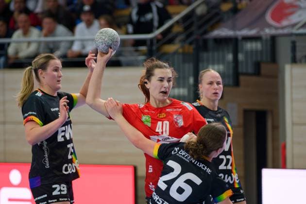 Paulina Golla Oldenburg, 29 , Tena Petika Halle, 40 , Pam Korsten Oldenburg, 26 , Lotta Roepcke Oldenburg, 22 , SV Union Halle Neustadt vs VfL Oldenburg, Handball Bundesliga Frauen, Saison 2025 26, 4 Spieltag, 01 10 2025 Halle SWH Arena Sachsen Anhalt Germany