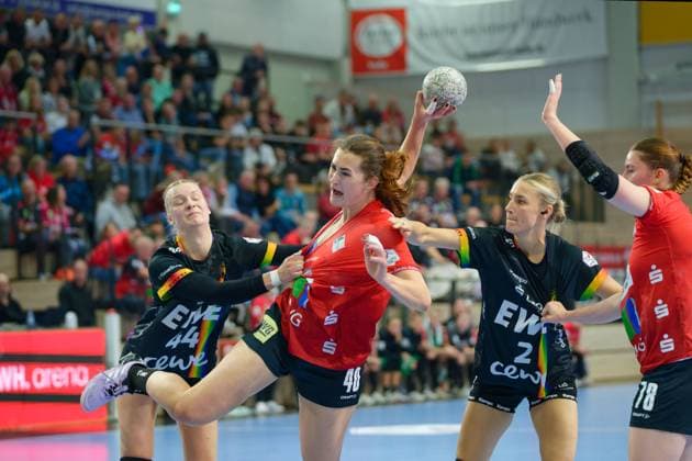 Lisa Marie Fragge Oldenburg, 44 , Tena Petika Halle, 40 , Lisa Borutta Oldenburg, 2 , SV Union Halle Neustadt vs VfL Oldenburg, Handball Bundesliga Frauen, Saison 2025 26, 4 Spieltag, 01 10 2025 Halle SWH Arena Sachsen Anhalt Germany