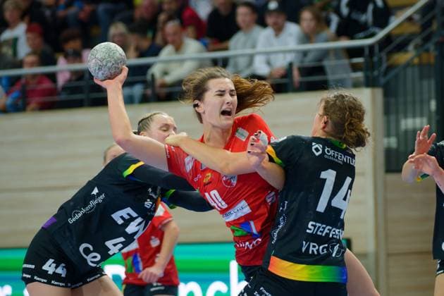 Lisa Marie Fragge Oldenburg, 44 , Tena Petika Halle, 40 , Marie Steffen Oldenburg, 14 , SV Union Halle Neustadt vs VfL Oldenburg, Handball Bundesliga Frauen, Saison 2025 26, 4 Spieltag, 01 10 2025 Halle SWH Arena Sachsen Anhalt Germany