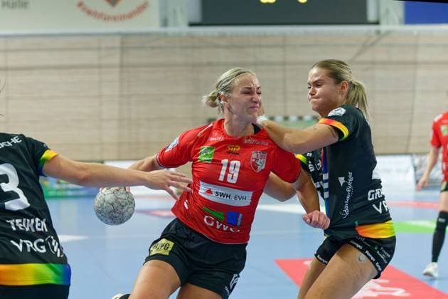 Lea Gruber Halle, 19 , Jane Martens Oldenburg, 13 SV Union Halle Neustadt vs VfL Oldenburg, Handball Bundesliga Frauen, Saison 2025 26, 4 Spieltag, 01 10 2025 Halle SWH Arena Sachsen Anhalt Germany