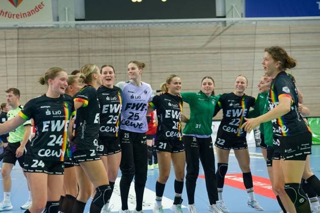 Oldenburg players after their 27 31 away win, SV Union Halle Neustadt vs VfL Oldenburg, Handball Bundesliga Frauen, Saison 2025 26, 4 Spieltag, 01 10 2025 Halle SWH Arena Sachsen Anhalt Germany
