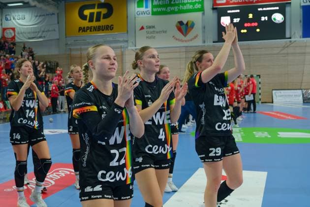 Oldenburg players after their 27 31 away win, SV Union Halle Neustadt vs VfL Oldenburg, Handball Bundesliga Frauen, Saison 2025 26, 4 Spieltag, 01 10 2025 Halle SWH Arena Sachsen Anhalt Germany