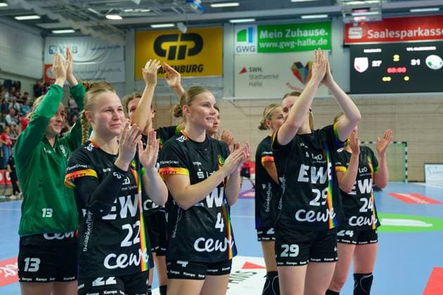 Oldenburg players after their 27 31 away win, SV Union Halle Neustadt vs VfL Oldenburg, Handball Bundesliga Frauen, Saison 2025 26, 4 Spieltag, 01 10 2025 Halle SWH Arena Sachsen Anhalt Germany