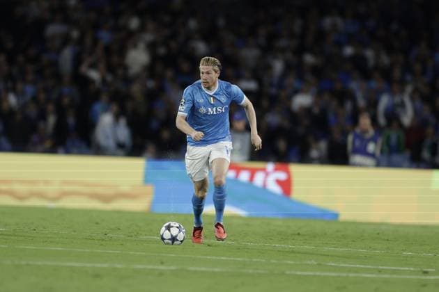 Champions League match SSC Napoli vs Sporting Clube de Portugal Napoli s Belgian midfielder Kevin De Bruyne controls the ball during the Uefa champions league match between SSC Napoli vs Sporting Clube de Portugal at the Diego Armando Maradona Stadium in Naples on October 1, 2025. _BPH9042 Copyright: xAntonioxBalascox