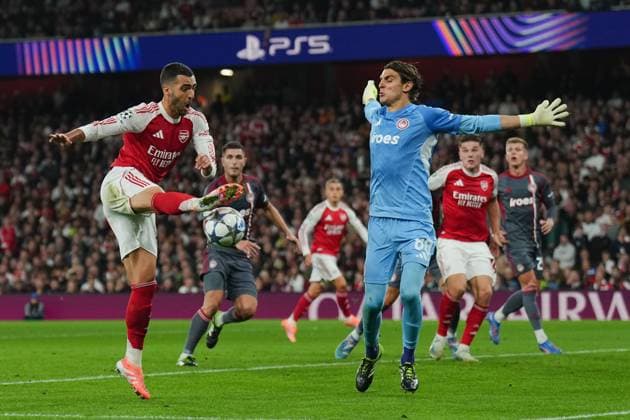 Mikel Merino of Arsenal shoots at Olympiakos Goalkeeper Konstantinos Tzolakis Arsenal v Olympiakos, UEFA Champions League, Group Stage, Football, Emirates Stadium, London, UK - 01 Oct 2025London Emirates Stadium United Kingdom EDITORIAL USE ONLY No use with unauthorised audio, video, data, fixture lists, club league logos or live services. Online in-match use limited to 120 images, no video emulation. No use in betting, games or single club league player publications. Copyright: xJoexToth Shutterstockx 15504044t