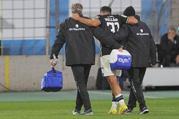 31 Kevin Volland 1860 is injured and is led off the field, Football 3 Liga TSV 1860 München FC Viktoria Köln Grünwalderstadion 01 10 2025 PHOTO Mladen Lackovic LakoPress