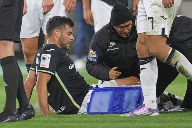 31 Kevin Volland 1860 is injured and being treated, Football 3 Liga TSV 1860 München FC Viktoria Köln Grünwalderstadion 01 10 2025 PHOTO Mladen Lackovic LakoPress