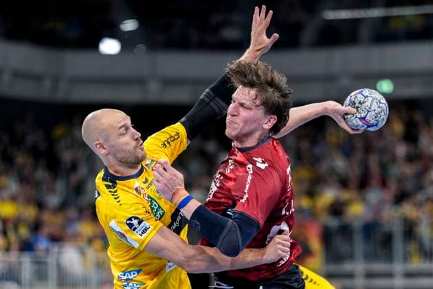 v li Lukas Sandell RNL, 11 , Lasse Möller Flensburg, 64 , duel, duel, tackle, tackling, dynamics, action, action, 01 10 2025, Heidelberg Germany , Handball, DHB Pokal, 2 round, Rhein Neckar Löwen SG Flensburg Handewitt xozx