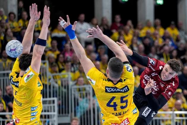 from left Robert Timmermeister RNL, 7 , Halil Jaganjac RNL, 45 , Marko Grgic Flensburg, 17 , during jump shot, throw, goal shot, action, action scene, 01 10 2025, Heidelberg Germany , Handball, DHB Pokal, 2 round, Rhein Neckar Löwen SG Flensburg Handewitt xozx