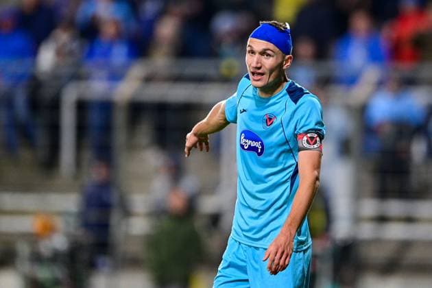 Christoph Greger Viktoria Köln, 15 with head injury, turban, head bandage, gives instructions, gestures, gesticulates with arms, gives instructions, gesticulate, single picture, action, action, 01 10 2025, Munich Germany , Football, 3 Liga, TSV 1860 München FC Viktoria Köln, DFB DFL REGULATIONS PROHIBIT ANY USE OF PHOTOGRAPHS AS IMAGE SEQUENCES AND OR QUASI VIDEO xslx