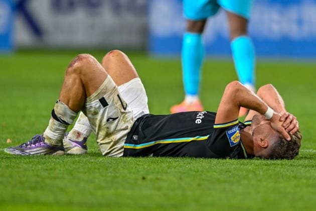 Florian Niederlechner TSV 1860, 7 lies disappointed on the ground after the end of the match, disappointed looking, disappointment, frustration, disappointed, pessimistic, 01 10 2025, Munich Germany , Football, 3 Liga, TSV 1860 München FC Viktoria Köln, DFB DFL REGULATIONS PROHIBIT ANY USE OF PHOTOGRAPHS AS IMAGE SEQUENCES AND OR QUASI VIDEO xslx