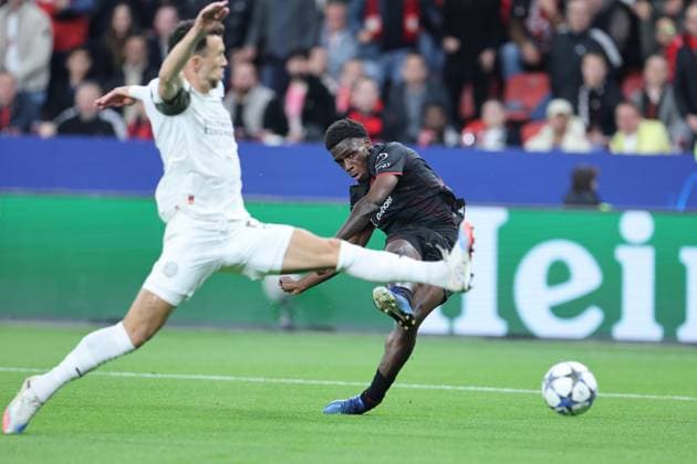 GER, UEFA CL, match day 2, league phase, Bayer 04 Leverkusen GER vs PSV Eindhoven NED , 01 10 2025, BayArena, Leverkusen, GER, UEFA CL, match day 2, league phase, Bayer 04 Leverkusen GER vs PSV Eindhoven NED , , pictured Ivan PeriÅ¡iÄ‡ PSV Endhoven 5 , tries to stop Alejo Sarco Leverkusen 18 , from shooting in front of goal nordphotoxGmbHx xMeuter nph00351