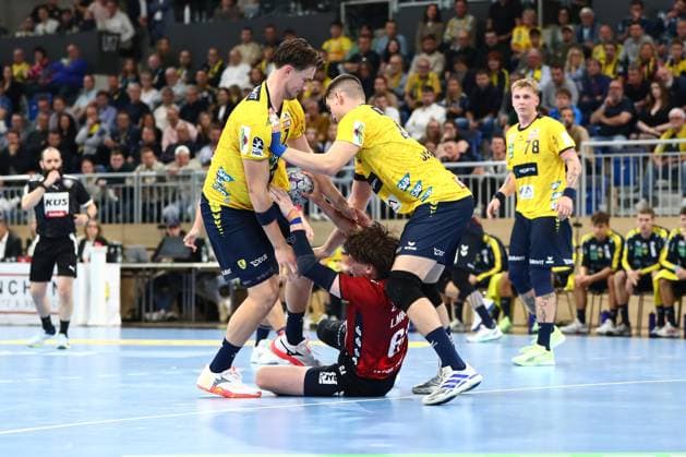 01 10 2025, xmohx, Handball DHB Pokal, Rhein Neckar Loewen SG Flensburg Handewitt v l Robert Timmermeister Rhein Neckar Loewen Lasse Moeller Moller SG Flensburg Handewitt Halil Jaganjovic Rhein Neckar Loewen DFL DFB REGULATIONS PROHIBIT ANY USE OF PHOTOGRAPHS as IMAGE SEQUENCES and or QUASI VIDEO Heidelberg