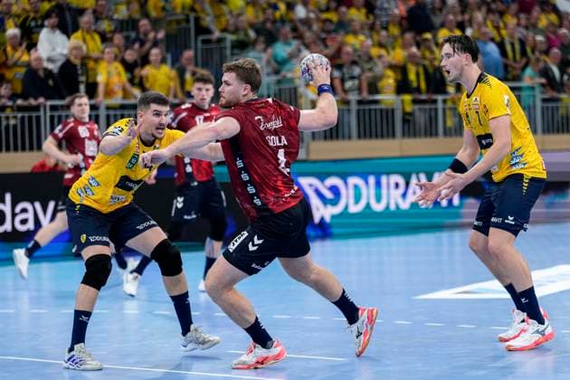 from left Halil Jaganjac RNL, 45 , Johannes Golla Flensburg, 4 , Robert Timmermeister RNL, 7 , duel, duel, tackle, tackling, dynamics, action, action, 01 10 2025, Heidelberg Germany , Handball, DHB Pokal, 2 round, Rhein Neckar Löwen SG Flensburg Handewitt xozx