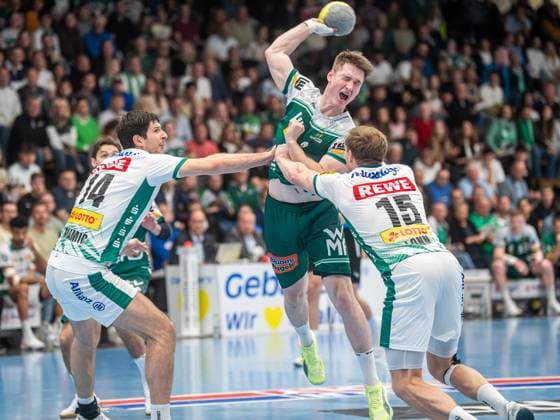 Oskar Neudeck Frisch Auf Goeppingen, 02 in duel with Marko Mamic SC DHfK Leipzig, 14 and Adam Loenn SC DHfK Leipzig, 15 , Frisch Auf Goeppingen vs SC DHfK Leipzig, Handball, DHB Pokal, Men, Season 2025 2026, 01 10 2025, Frisch Auf Goeppingen vs SC DHfK Leipzig, Handball, DHB Pokal, Men, Season 2025 2026, 01 10 2025 Goeppingen Copyright: xEibner-Pressefoto MichaelxSchmidx EP_MST