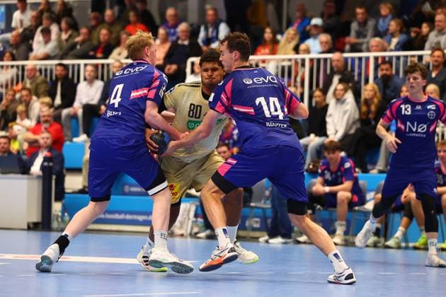 Luis Rodriguez Burgdorf in a duel with runner-up Bertl Dormagen, left and Moritz Koester Dormagen TSV Bayer Dormagen vs TSV Hannover Burgdorf, Handball, DHB Pokal, 01 10 2025 TSV Bayer Dormagen vs TSV Hannover Burgdorf, Handball, DHB Pokal, 01 10 2025 Dormagen Copyright: xEibner-Pressefotox EP_RWS