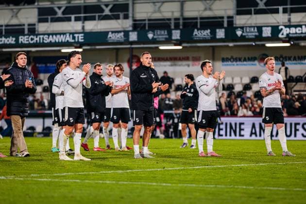 The team of SC Verl is disappointed sad after 2 2 draws and faces the fan curve GER, SC Verl vs FC Ingolstadt 04, Football, 3 Liga, Matchday 9, Season 2025 2026, 01 10 2025 GER, SC Verl vs FC Ingolstadt 04, Football, 3 Liga, Matchday 9, Season 2025 2026, 01 10 2025 Verl Copyright: xEibner-Pressefoto JanxRollingerx EP_JSK