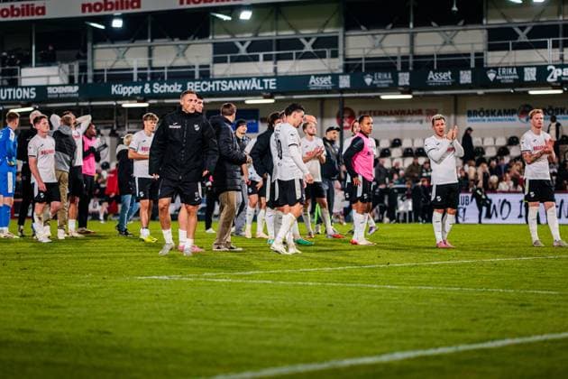 The team of SC Verl is disappointed sad after 2 2 draws and faces the fan curve GER, SC Verl vs FC Ingolstadt 04, Football, 3 Liga, Matchday 9, Season 2025 2026, 01 10 2025 GER, SC Verl vs FC Ingolstadt 04, Football, 3 Liga, Matchday 9, Season 2025 2026, 01 10 2025 Verl Copyright: xEibner-Pressefoto JanxRollingerx EP_JSK