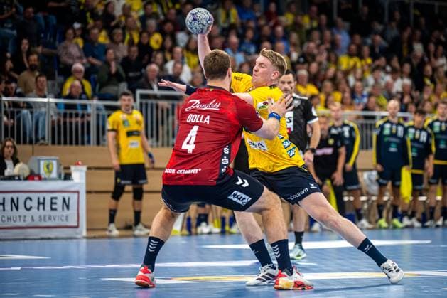 DHB Pokal 2025 26 2nd round Rhein Neckar Löwen vs SG Flensburg Handewitt 01 10 2025 Mathias Larson 4 Rhein Neckar Löwen fights Johannes Golla 4 SGFH for the ball DHB Pokal 2025 26 2nd round Rhein Neckar Löwen vs SG Flensburg Handewitt at the SNP Dome in Heidelberg Copyright: xBEAUTIFULxSPORTS Gelhardtx