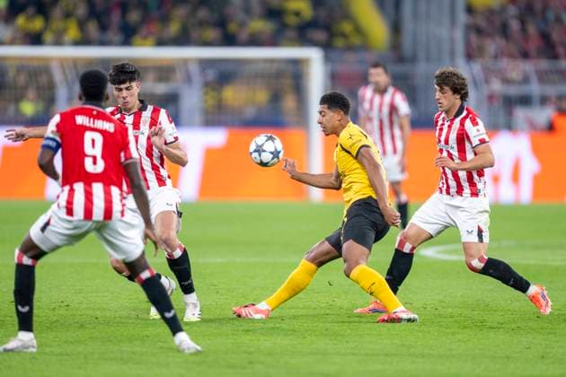 01 10 2025, Borussia Dortmund Athletik Bilbao, UEFA Champions League, Matchday 2 Jobe Bellingham Borussia Dortmund with ball IMPORTANT NOTE In accordance with UEFA regulations, it is prohibited to use or have used photographs taken in the stadium and or of the match in the form of sequential images and or video-like photo series Copyright: xDavidxInderliedx