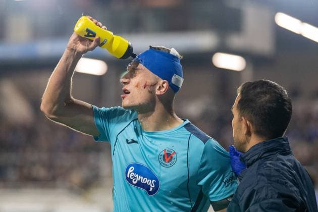 Christoph Greger 15 Viktoria Koeln 1904 has a laceration on his head Pours water over his bandage, TSV 1860 Muenchen vs Viktoria Koeln 1904, 3 Liga, 9 Spieltag, 01 10 2025 DFB regulations prohibit any use of photographs as image sequences and or quasi video Muenchen Bayern Germany Copyright: xkolbert-press UlrichxGamelx