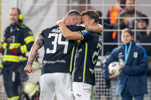 Goal celebration to equalize, 2 2, Patrick Hobsch 34 TSV 1860 Muenchen , Manuel Pfeifer 27 TSV 1860 Muenchen , TSV 1860 Muenchen vs Viktoria Koeln 1904, 3 Liga, 9 Spieltag, 01 10 2025 DFB regulations prohibit any use of photographs as image sequences and or quasi video Muenchen Bayern Germany Copyright: xkolbert-press UlrichxGamelx