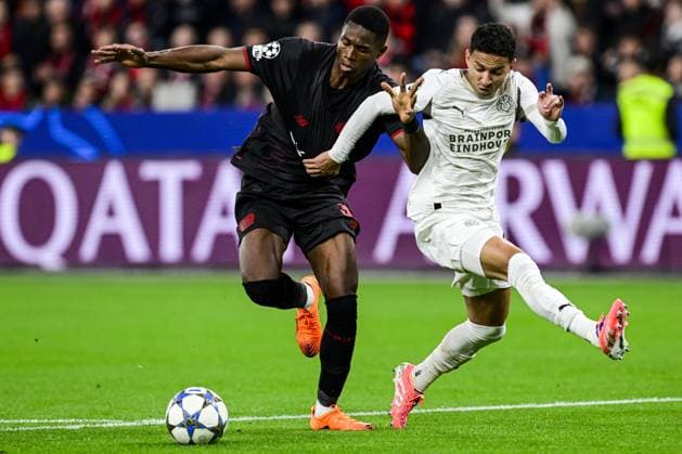 LEVERKUSEN - (l-r) Christian Kofane of Bayer 04 Leverkusen, Mauro Junior of PSV Eindhoven during the UEFA Champions League match between Bayer Leverkusen and PSV Eindhoven at the BayArena stadium on October 1, 2025, in Leverkusen, Germany. ANP OLAF KRAAK xVIxANPxSportx xxANPxIVx 538065598 originalFilename: 538065598.jpg