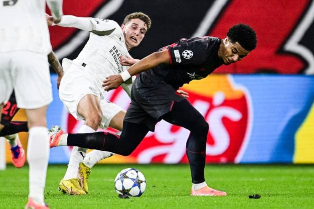 LEVERKUSEN - (l-r) Guus Til of PSV Eindhoven, Malik Tillman of Bayer 04 Leverkusen during the UEFA Champions League match between Bayer Leverkusen and PSV Eindhoven at the BayArena stadium on October 1, 2025, in Leverkusen, Germany. ANP OLAF KRAAK xVIxANPxSportx xxANPxIVx 538066933 originalFilename: 538066933.jpg