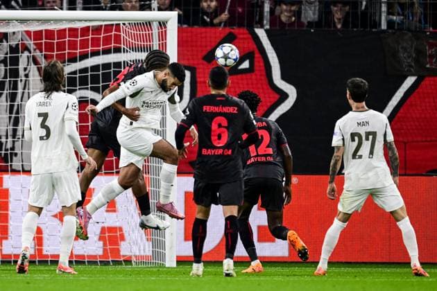 LEVERKUSEN - (l-r) Loic Bade of Bayer 04 Leverkusen, Ismael Saibari of PSV Eindhoven during the UEFA Champions League match between Bayer Leverkusen and PSV Eindhoven at the BayArena stadium on October 1, 2025, in Leverkusen, Germany. ANP OLAF KRAAK xVIxANPxSportx xxANPxIVx 538067018 originalFilename: 538067018.jpg