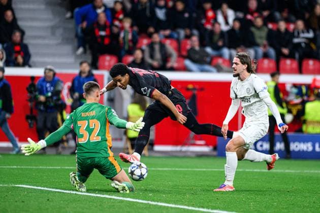 LEVERKUSEN, GERMANY - 1 OCTOBER, 2025: Matej Kovar, Malik Tillman, Yarek Gasiorowski - The UEFA Champions League football match between Bayer 04 Leverkusen vs PSV Eindhoven at BayArena.  Copyright: xVitaliixKliuievx