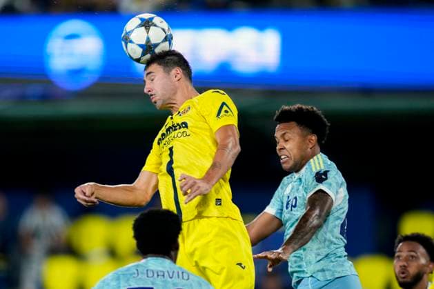 ESP: FC Barcelona, Barca v Paris Saint Germain. UEFA Champions League. Matchday 2. Santi Comesana of Villarreal CF and Weston McKennie of Juventus FC during the UEFA Champions League match, between Villarreal CF and Juventus FC, Matchday 2, La Ceramica Stadium on October 1, 2025 in Villarreal, Spain. kpng Copyright: xSergioxRuizx xImagox PS_251001_VIL_JUV_2526_425