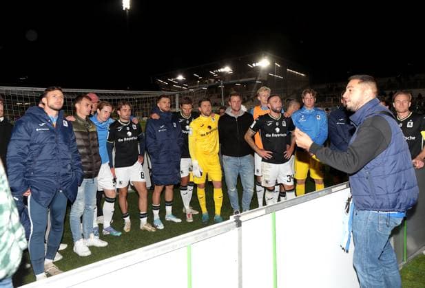 Football, Men, 3 Liga, Season 2025 2026, TSV 1860 München FC Viktoria Köln, Grünwalder Stadion The TSV 1860 München team after the match in front of the West Curve, an Ultra fan spoke to the team
