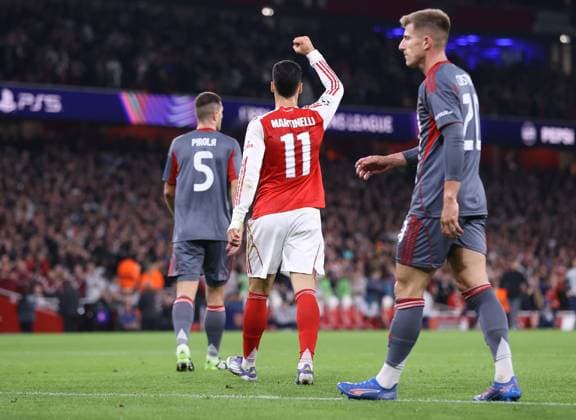 Arsenal gegen Olympiacos 01. Oktober 2025, London UEFA Champions League Arsenal gegen Olympiacos Gabriel Martinelli von Arsenal feiert den Führungstreffer Foto Jacques Feeney Abseits London UK  Copyright: xJacquesxFeeneyx xOffsidexOffside