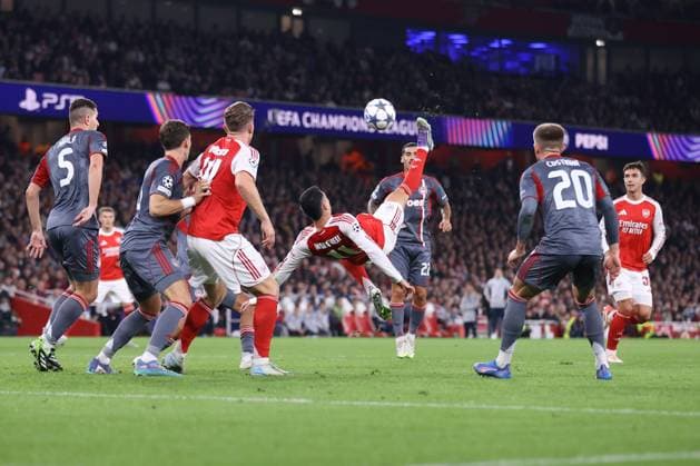Arsenal gegen Olympiacos 01. Oktober 2025, London UEFA Champions League Arsenal gegen Olympiacos Gabriel Martinelli von Arsenal führt einen Fallrückzieher aus Foto Jacques Feeney Abseits London UK  Copyright: xJacquesxFeeneyx xOffsidexOffside