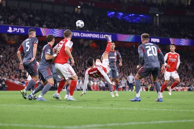 Arsenal gegen Olympiacos 01. Oktober 2025, London UEFA Champions League Arsenal gegen Olympiacos Gabriel Martinelli von Arsenal führt einen Fallrückzieher aus Foto Jacques Feeney Abseits London UK  Copyright: xJacquesxFeeneyx xOffsidexOffside