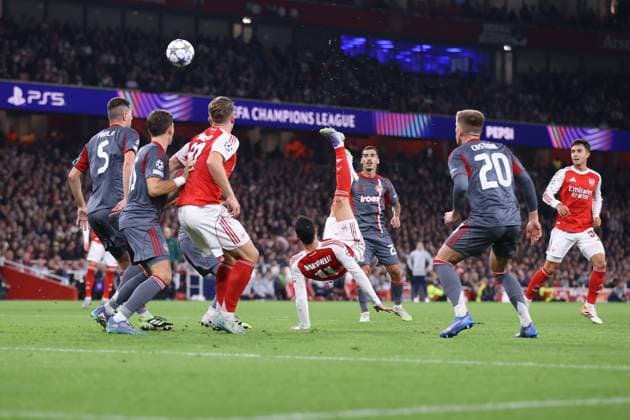 Arsenal gegen Olympiacos 01. Oktober 2025, London UEFA Champions League Arsenal gegen Olympiacos Gabriel Martinelli von Arsenal führt einen Fallrückzieher aus Foto Jacques Feeney Abseits London UK  Copyright: xJacquesxFeeneyx xOffsidexOffside