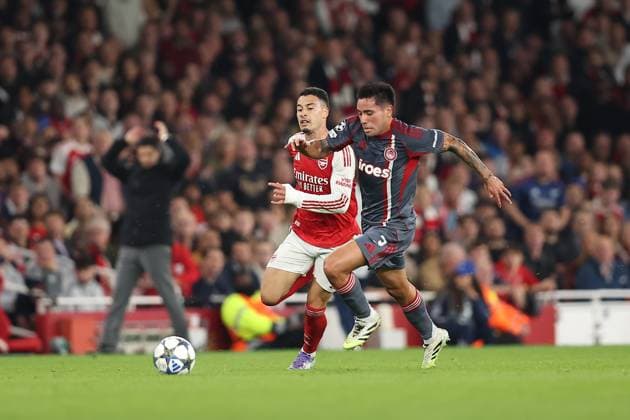 Arsenal FC v Olympiacos FC, Champions League Gabriel Martinelli of Arsenal and Francisco Ortega of Olympiacos during the Arsenal FC v Olympiacos FC UEFA Champions League Round One Group Stage match at the Arsenal Stadium, London, England, United Kingdom on 1 October 2025 Credit: Katie Chan Every Second Media Editorial use only. All images are copyright Every Second Media Limited. No images may be reproduced without prior permission. Copyright: xIMAGO EveryxSecondxMediax ESM-1605-0033 KatiexChanx xEveryxSecondxMediax