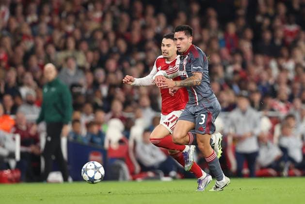Arsenal FC v Olympiacos FC, Champions League Gabriel Martinelli of Arsenal and Francisco Ortega of Olympiacos during the Arsenal FC v Olympiacos FC UEFA Champions League Round One Group Stage match at the Arsenal Stadium, London, England, United Kingdom on 1 October 2025 Credit: Katie Chan Every Second Media Editorial use only. All images are copyright Every Second Media Limited. No images may be reproduced without prior permission. Copyright: xIMAGO EveryxSecondxMediax ESM-1605-0034 KatiexChanx xEveryxSecondxMediax