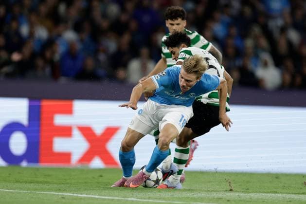 CALCIO - UEFA Champions League - SSC Napoli vs Sporting CP Napoli s Danish forward Rasmus Hojlund challenges for the ball with Sporting s Portuguese midfielder Joao Simoes during the Uefa champions league match between SSC Napoli vs Sporting Clube de Portugal at the Diego Armando Maradona Stadium in Naples on October 1, 2025. Naples Italy  Copyright: xIPAxSport ABACAx