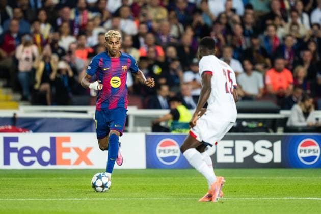 Spain-Football-Champions League-Group Stage FC Barcelona, Barca v PSG in Barcelona, Spain. Barcelona, Spain, 1, October, 2025. FC Barcelona player (10) Lamine Yamal vies with (25) Nuno Mendes during Champions League match between FC Barcelona and PSG in Olympic Stadium Lluis Companys, Barcelona, Spain, on October 1, 2025. Barcelona Olympic Stadium Lluis Companys Barcelona Spain