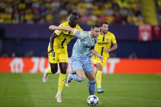 Villarreal CF v Juventus - UEFA Champions League VILLARREAL, SPAIN - OCTOBER 1:Teun Koopmeiners attacking midfield of Juventus and Netherlands and Pape Gueye defensive midfield of Villarreal and Senegal compete for the ball during the UEFA Champions League 2025 26 League Phase MD2 match between Villarreal CF and Juventus at Estadio de la Ceramica on October 1, 2025 in Villarreal, Spain. Jose Hernandez Anadolu Villarreal Spain. Editorial use only. Please get in touch for any other usage.  Copyright: x2025xAnadoluxJosexHernandezx