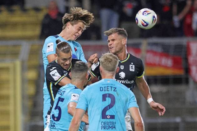 7 Florian Niederlechner right and 22 Sigurd Haugen 1860, black against 6 Tobias Eisenhuth, 5 Leonhard Münst, 2 Lars Dietz Viktoria Köln Action, duel, Football 3 Liga TSV 1860 München FC Viktoria Köln Grünwalderstadion 01 10 2025 PHOTO Mladen Lackovic LakoPress