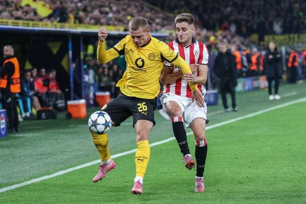 Soccer UEFA Champions League Matchday 2 Borussia Dortmund Athletic Bilbao on 01 10 2025 at Signal Iduna Park in Dortmund Julian Ryerson Dortmund , left Roberto Navarro Bilbao , right xJRx