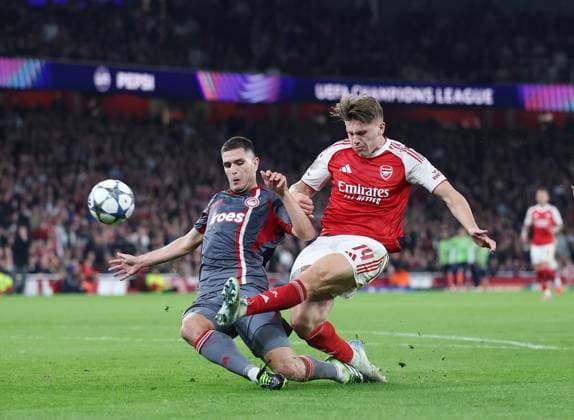 London, England, 1st October 2025. Lorenzo Pirol of Olympiakos blocks shot by Viktor Gyokeres of Arsenal during the Arsenal vs Olympiacos UEFA Champions League match at the Emirates Stadium, London. Picture credit should read: David Klein Sportimage EDITORIAL USE ONLY. No use with unauthorised audio, video, data, fixture lists, club league logos or live services. Online in-match use limited to 120 images, no video emulation. No use in betting, games or single club league player publications. SPI_034_DK_Arsenal_Olympiakos SPI-4186-0035