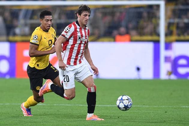 Soccer UEFA Champions League Matchday 2 Borussia Dortmund Athletic Bilbao on 01 10 2025 at Signal Iduna Park in Dortmund Unai Gomez Bilbao , front Jobe Bellingham Dortmund , back xRx