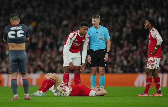Viktor Gyökeres of Arsenal lays on the ground after a collision as Gabriel Magalhaes of Arsenal checks in Arsenal v Olympiakos, UEFA Champions League, Group Stage, Football, Emirates Stadium, London, UK - 01 Oct 2025London Emirates Stadium United Kingdom EDITORIAL USE ONLY No use with unauthorised audio, video, data, fixture lists, club league logos or live services. Online in-match use limited to 120 images, no video emulation. No use in betting, games or single club league player publications. Copyright: xJoexToth Shutterstockx 15504044x