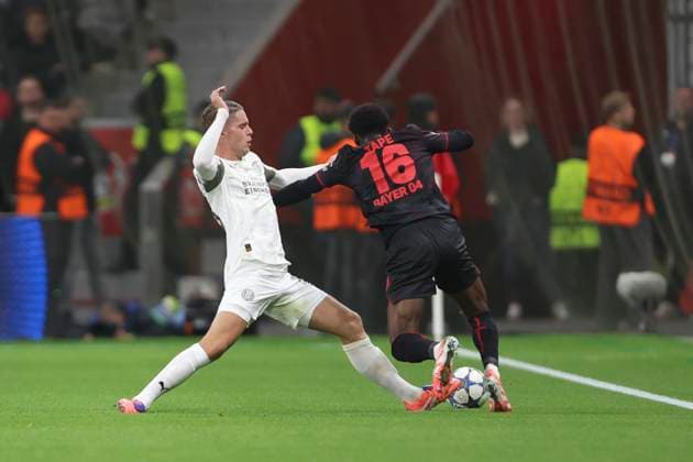 Joey Veerman (PSV Eindhoven) und Axel Tape (Bayer 04 Leverkusen) battle for the ball during the UEFA Champions League 2025 26 League Phase MD2 match between Bayer 04 Leverkusen and PSV Eindhoven at BayArena on October 1, 2025 in Leverkusen, Germany. (Photo by Oliver Kaelke DeFodi Images) Joey Veerman PSV Eindhoven and Axel Tape Bayer 04 Leverkusen battle for the ball during the UEFA Champions League 2025 26 League Phase MD2 match between Bayer 04 Leverkusen and PSV Eindhoven at BayArena on October 1, 2025 in Leverkusen, Germany Photo by Oliver Kaelke DeFodi Images